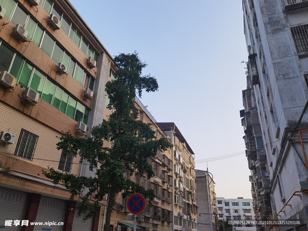 城市小巷中的低矮居民楼