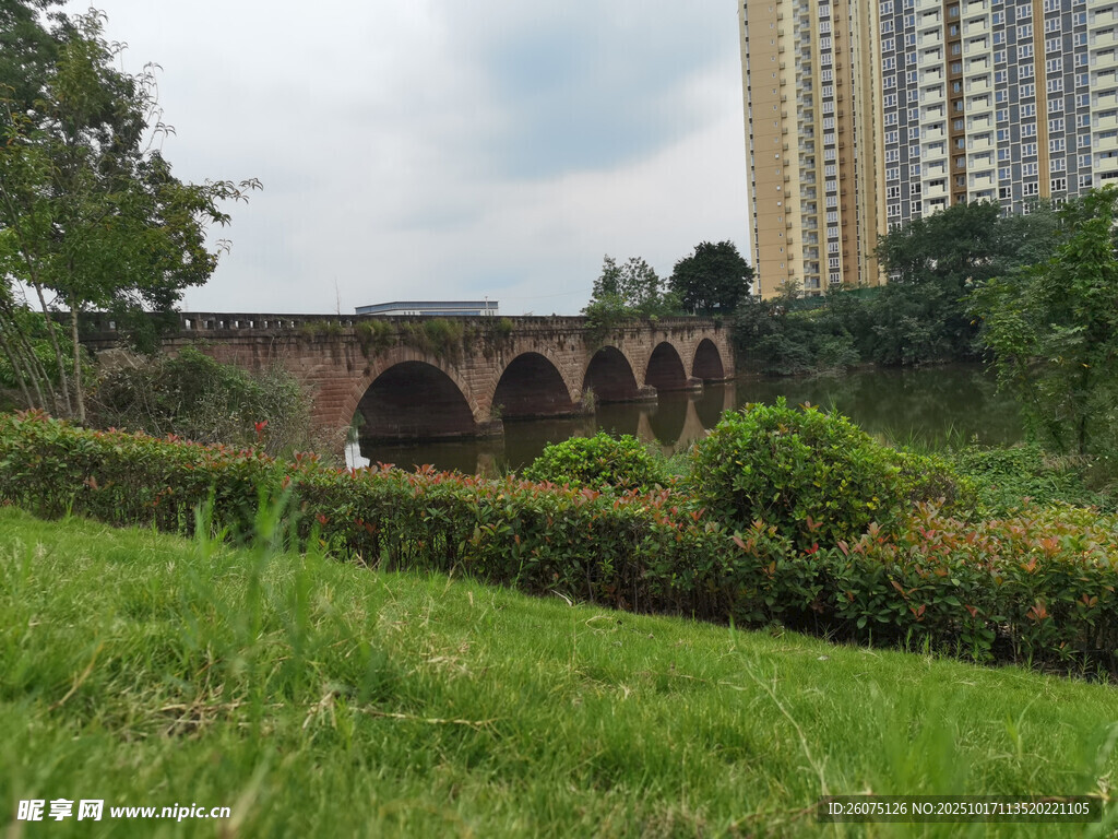 河畔古桥与城市高楼景观