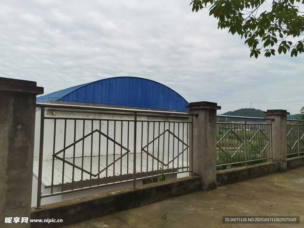 蓝顶建筑旁的铁艺围栏