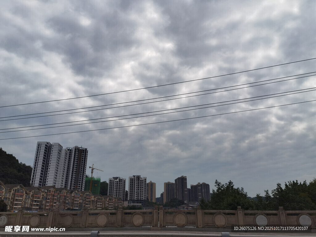 阴天城市天际线景观