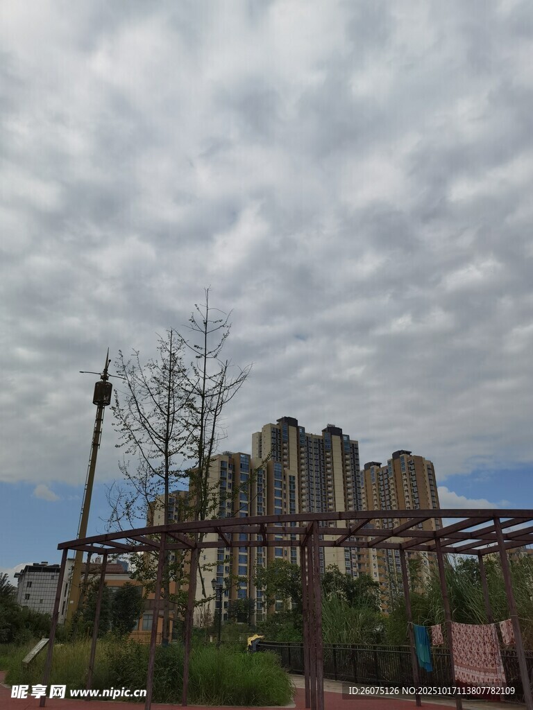 阴天中的废弃建筑景观