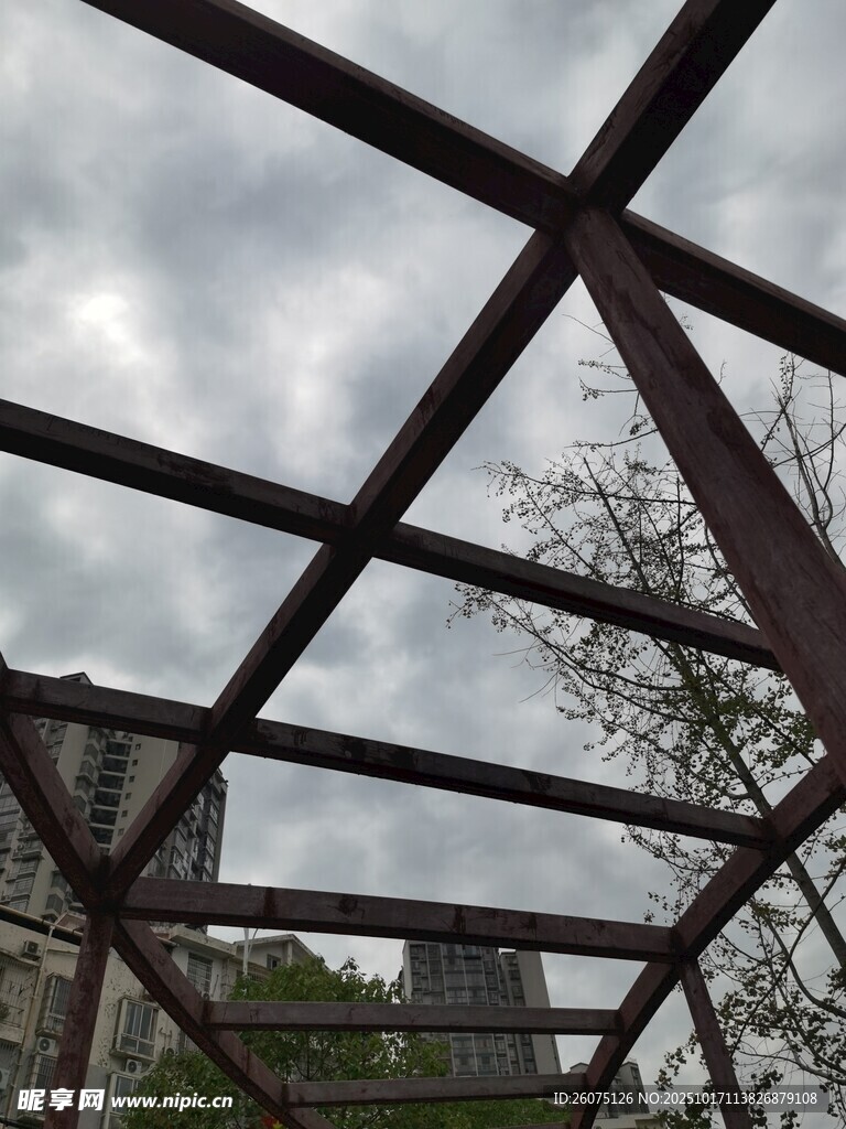 钢铁架构桥梁天空景象