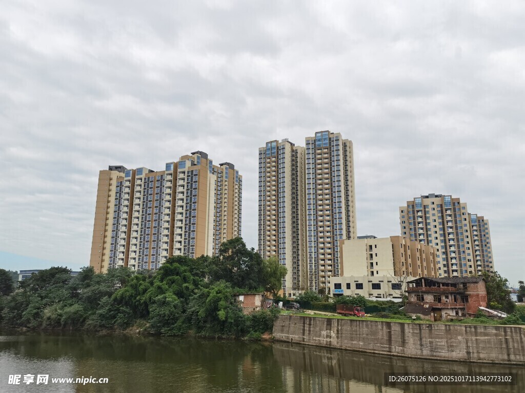 河畔林立的现代高层住宅