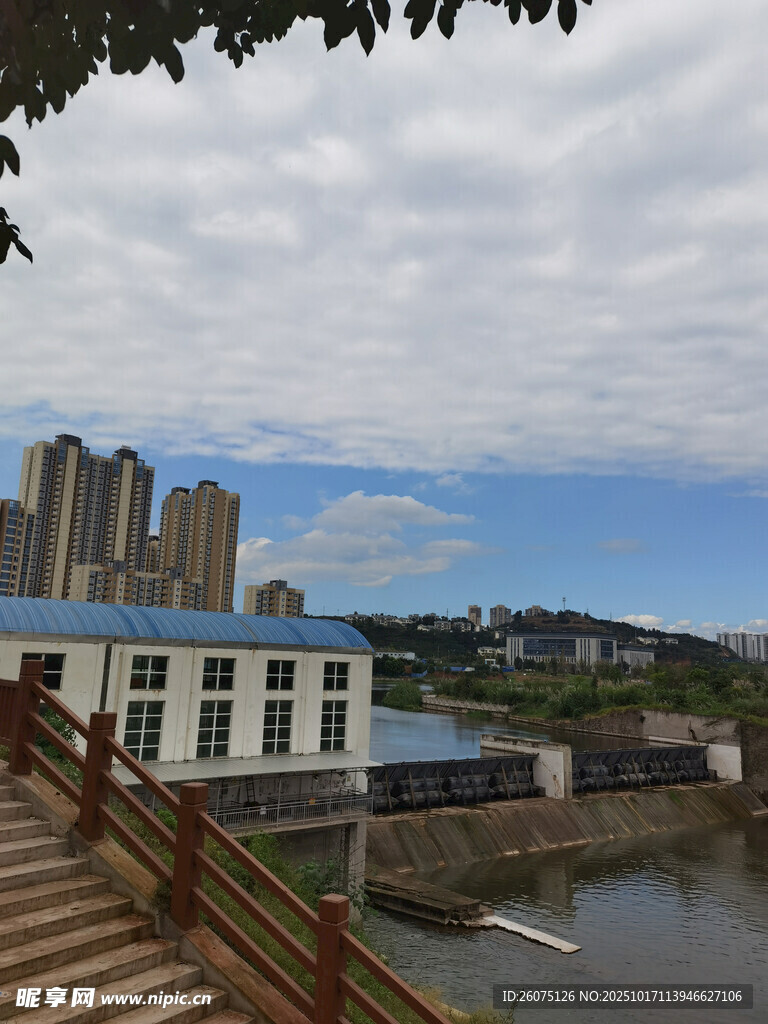 河畔木栈道与城市建筑景观