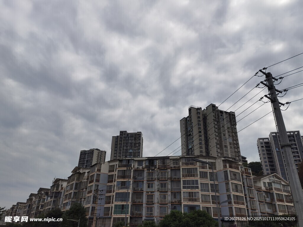 阴天城市高楼景象