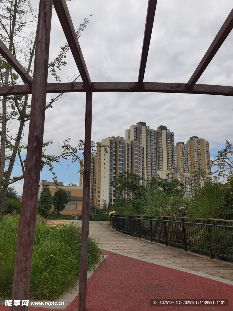 小区旁的步道与高楼景观