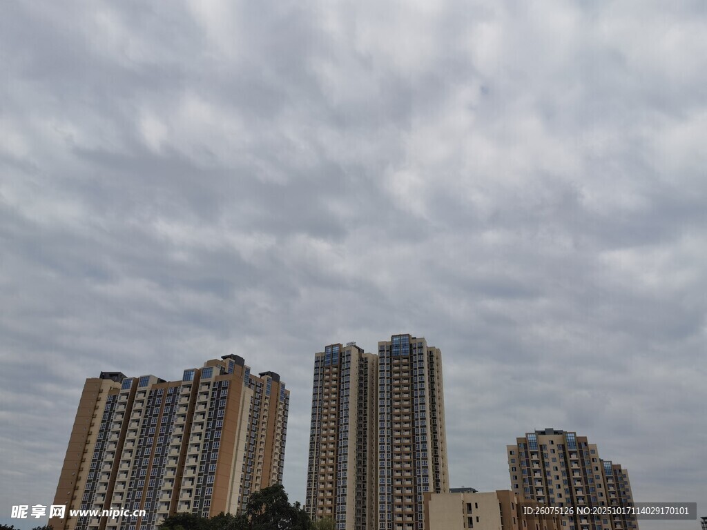 城市高楼与阴沉天空