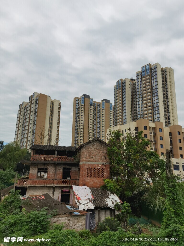 新旧建筑对比的城市景象