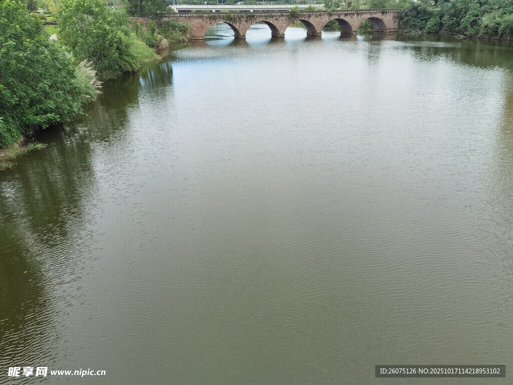 河畔石桥风景