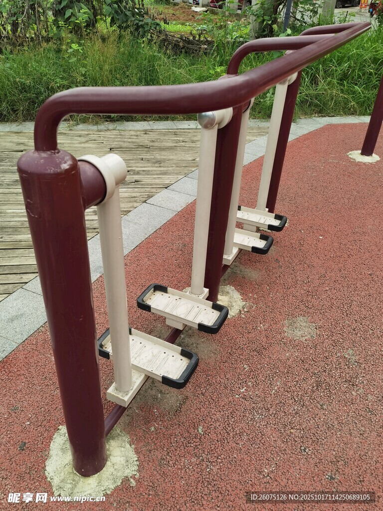 户外健身路径的漫步机