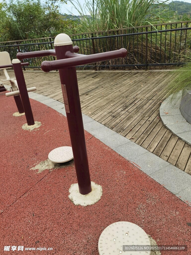 户外健身器材红色地面