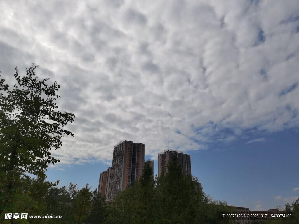 蓝天白云下的城堡建筑