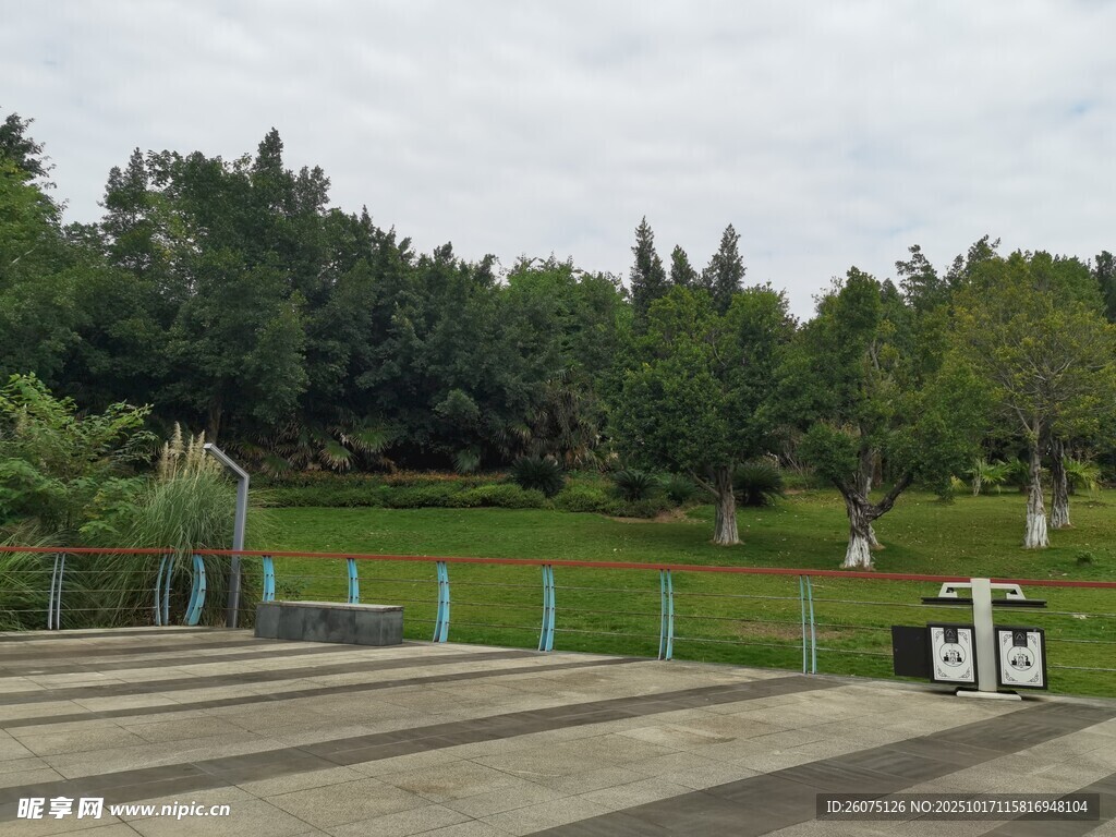 户外开阔的休闲广场场景