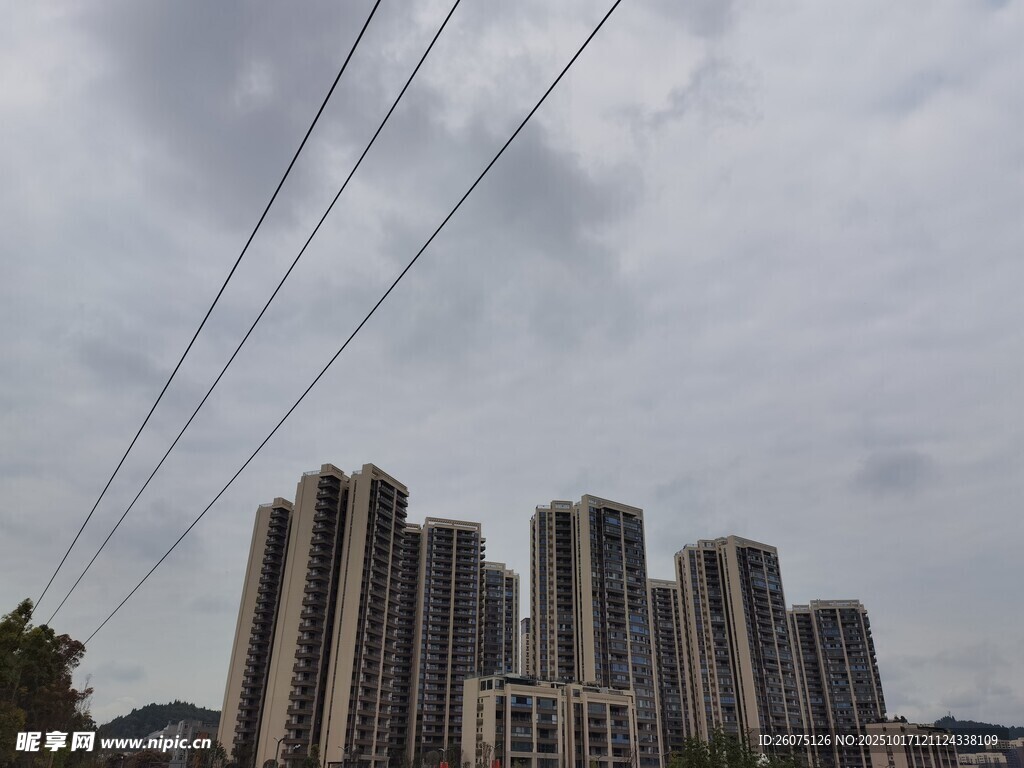 城市高楼与空中电线景观