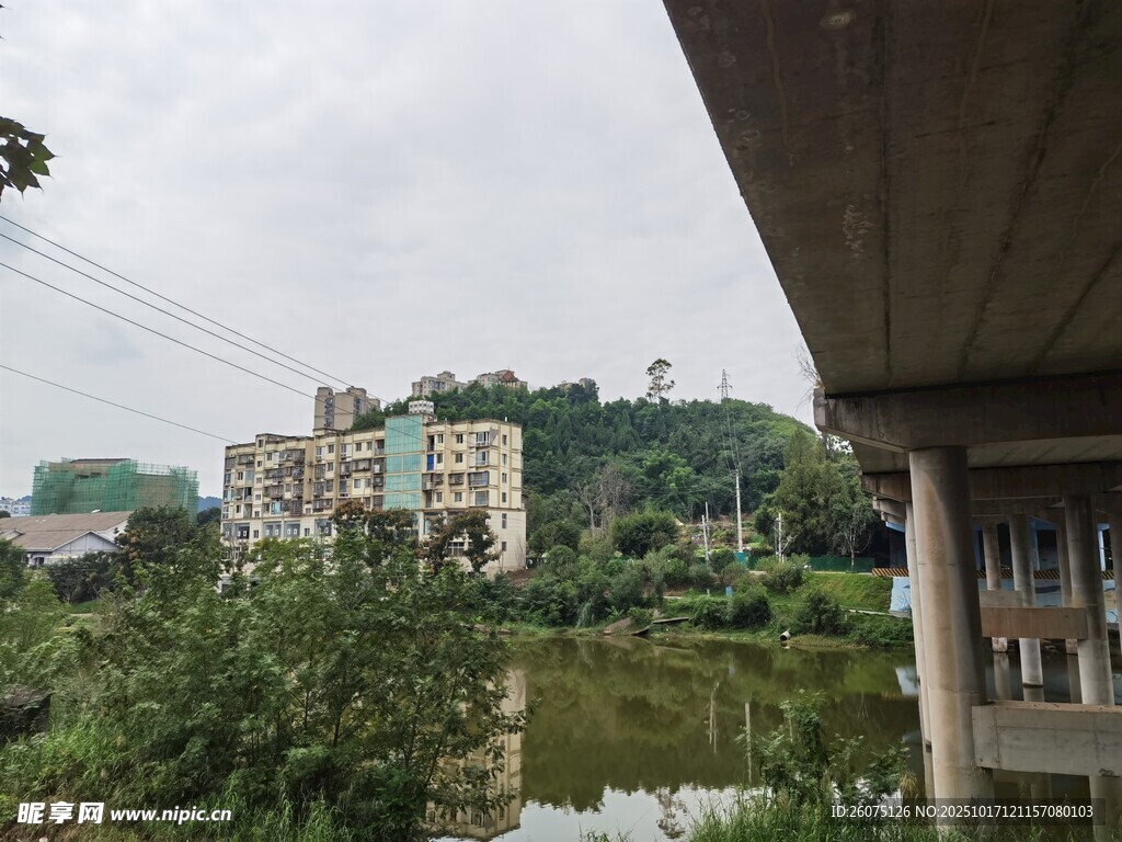 桥下河畔的城市风景