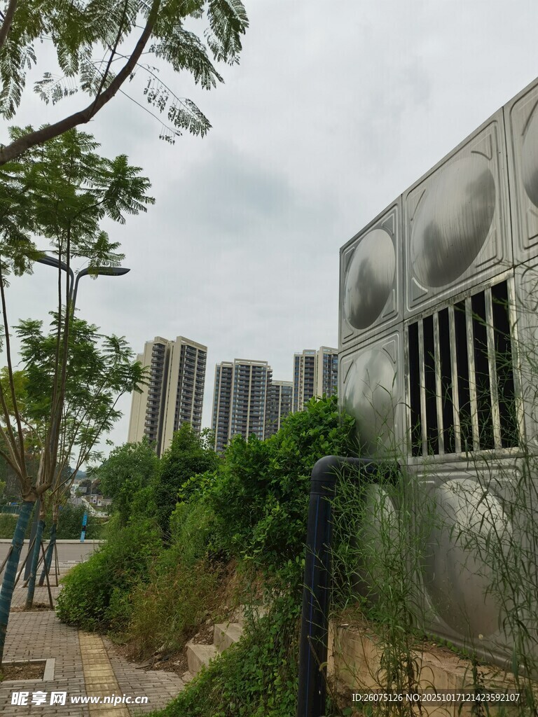 户外金属水箱与绿植景观