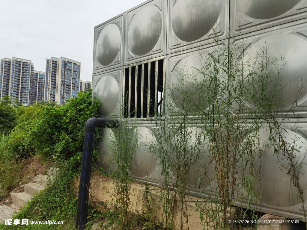 户外银色水箱与绿植景观