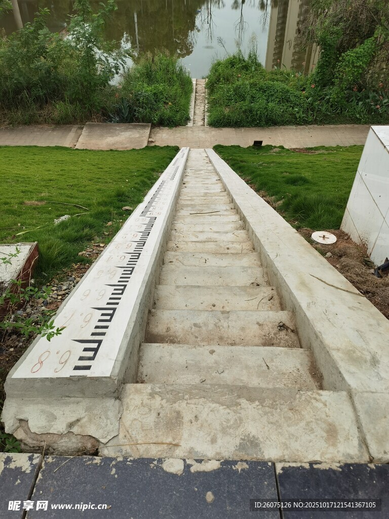 户外长形石制步道景观