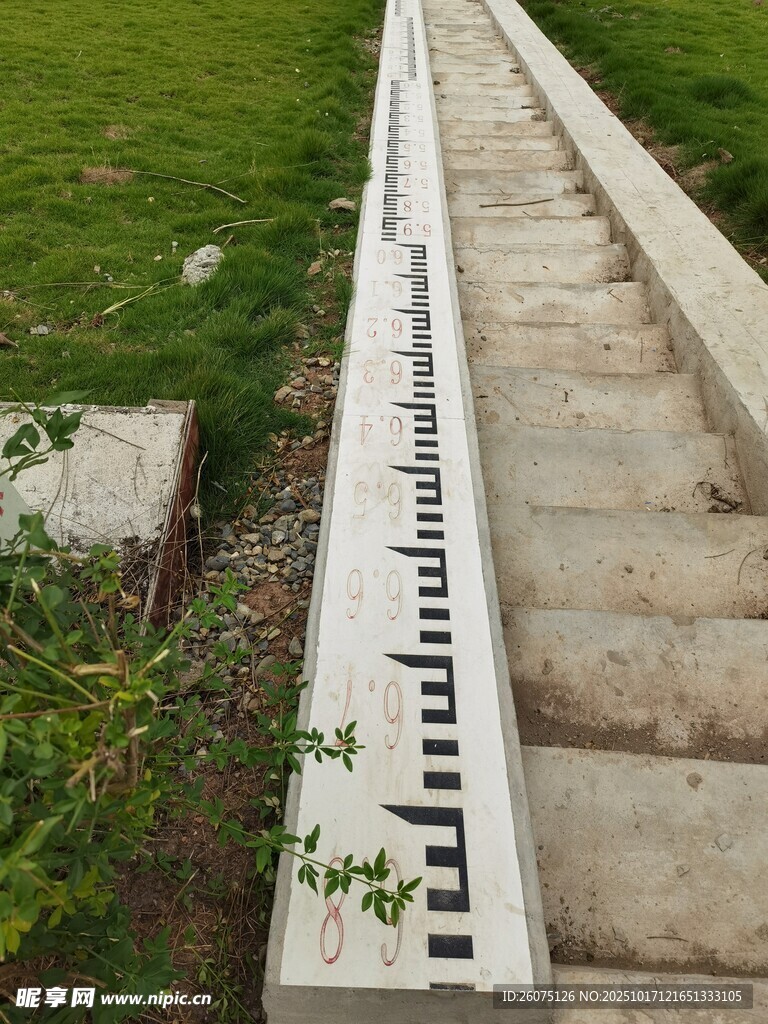户外长条石凳刻有字母