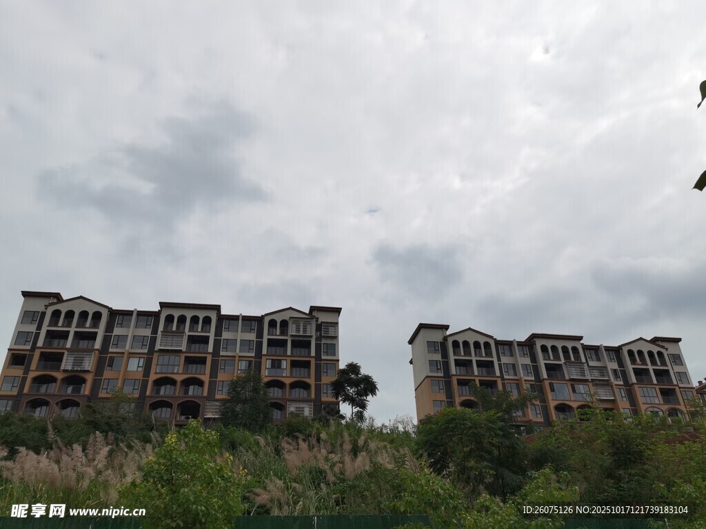 废弃楼房与阴沉天空景象