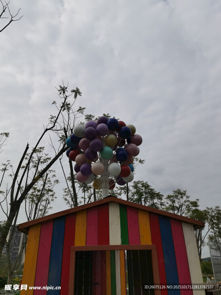 彩色小屋上的多彩气球