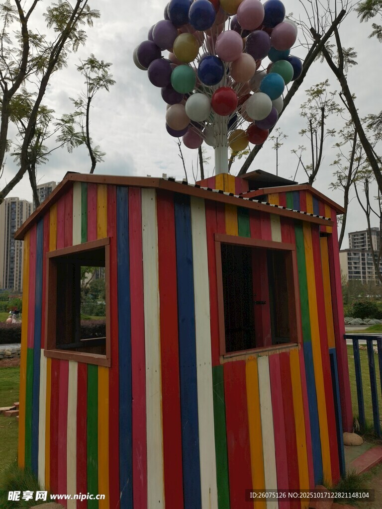 彩色小屋顶的缤纷气球