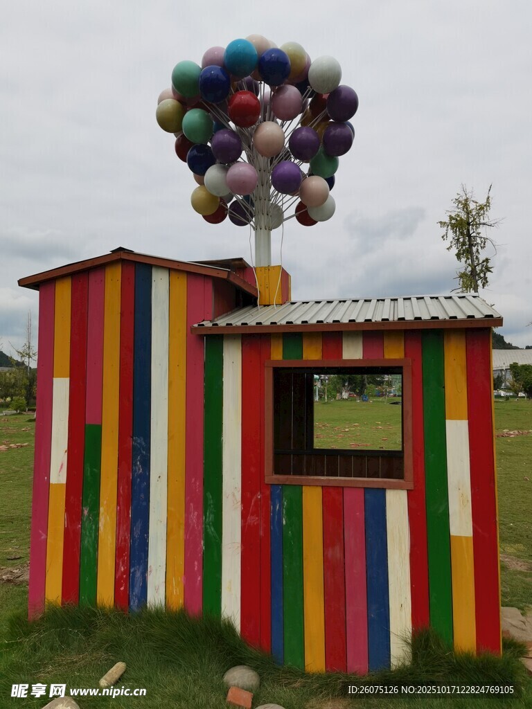 彩色小屋上的多彩气球