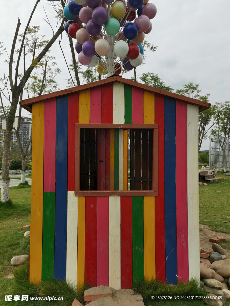 彩色小屋配多彩气球装饰
