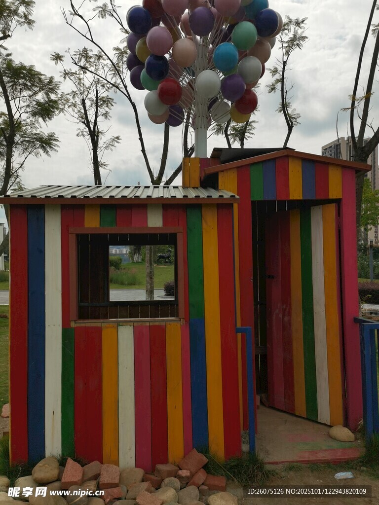 彩色小屋上的缤纷气球