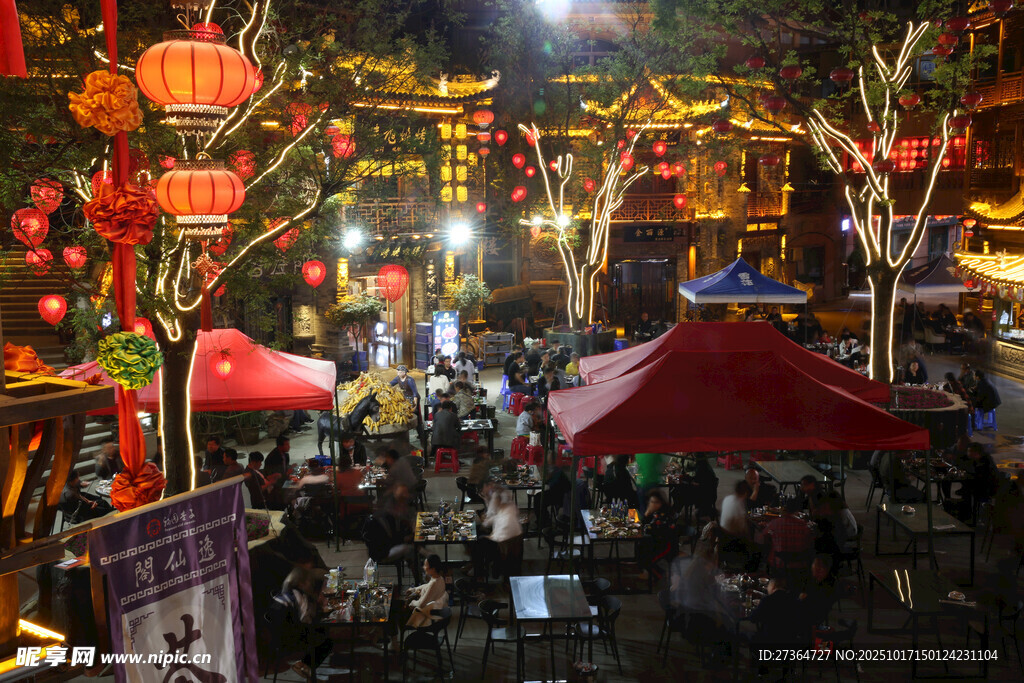 热闹的夜间集市景象