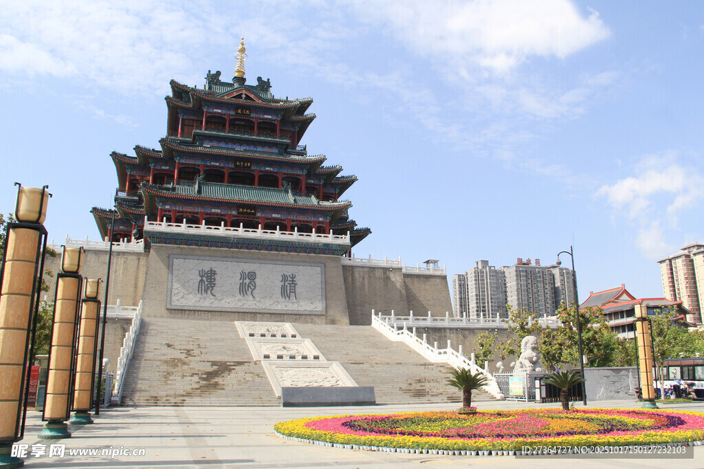 古典塔楼前的多彩花坛景观