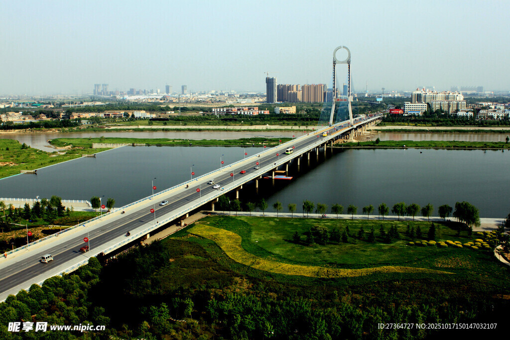 跨河大桥连接两岸风光
