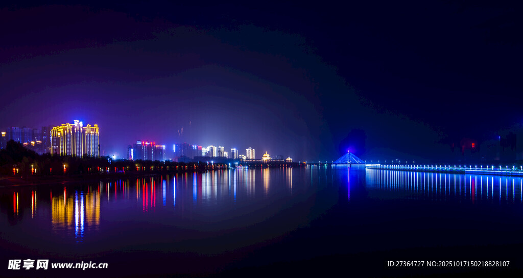 城市夜景下的静谧水面