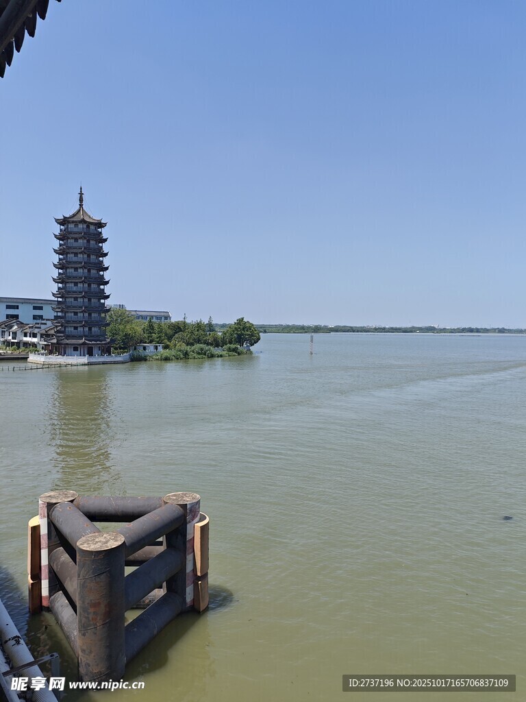 湖畔古塔