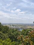 山顶俯瞰城市