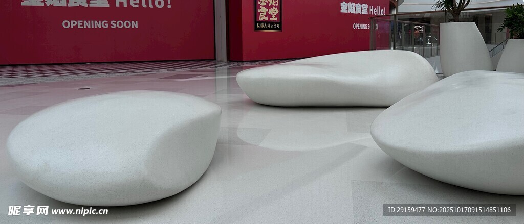 现代简约风格白色创意座椅
