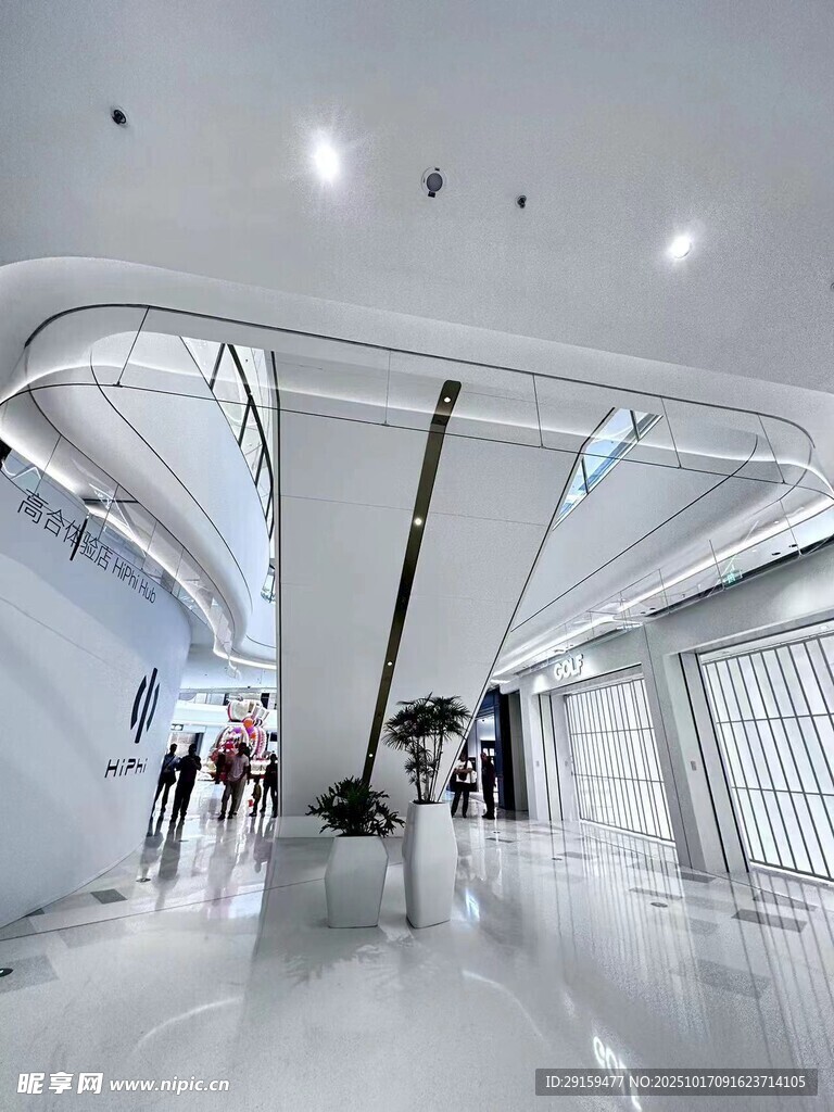 现代风格的宽敞室内空间