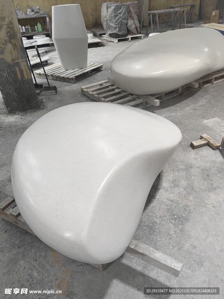 白色异形雕塑作品展示