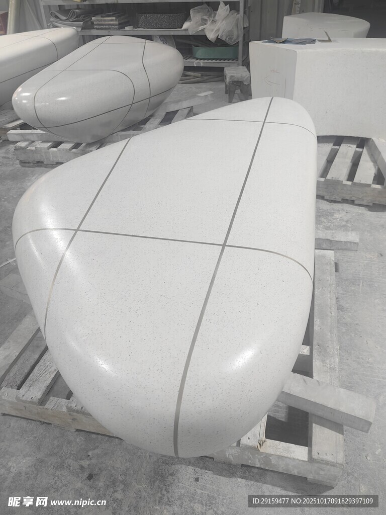 白色船体部件在车间展示