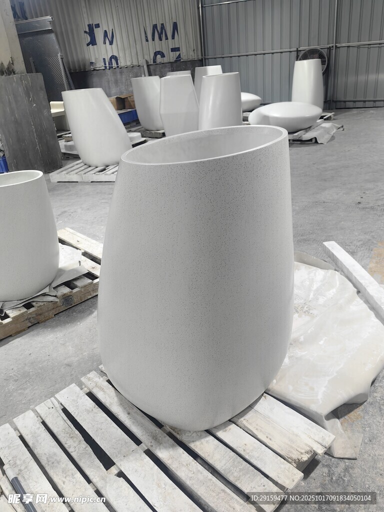 工厂中的白色圆柱形物件