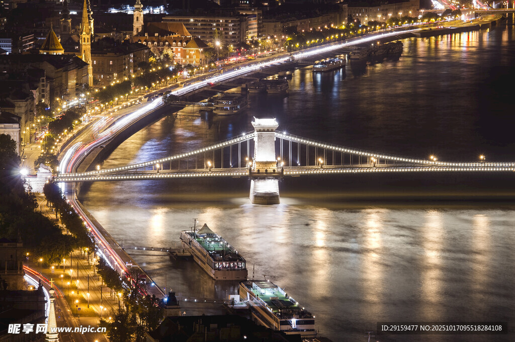 布达佩斯链桥夜景璀璨