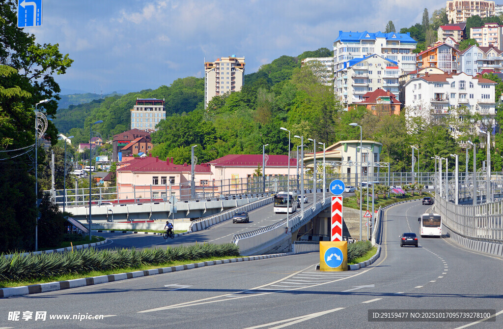 城市街道旁的多彩建筑景观