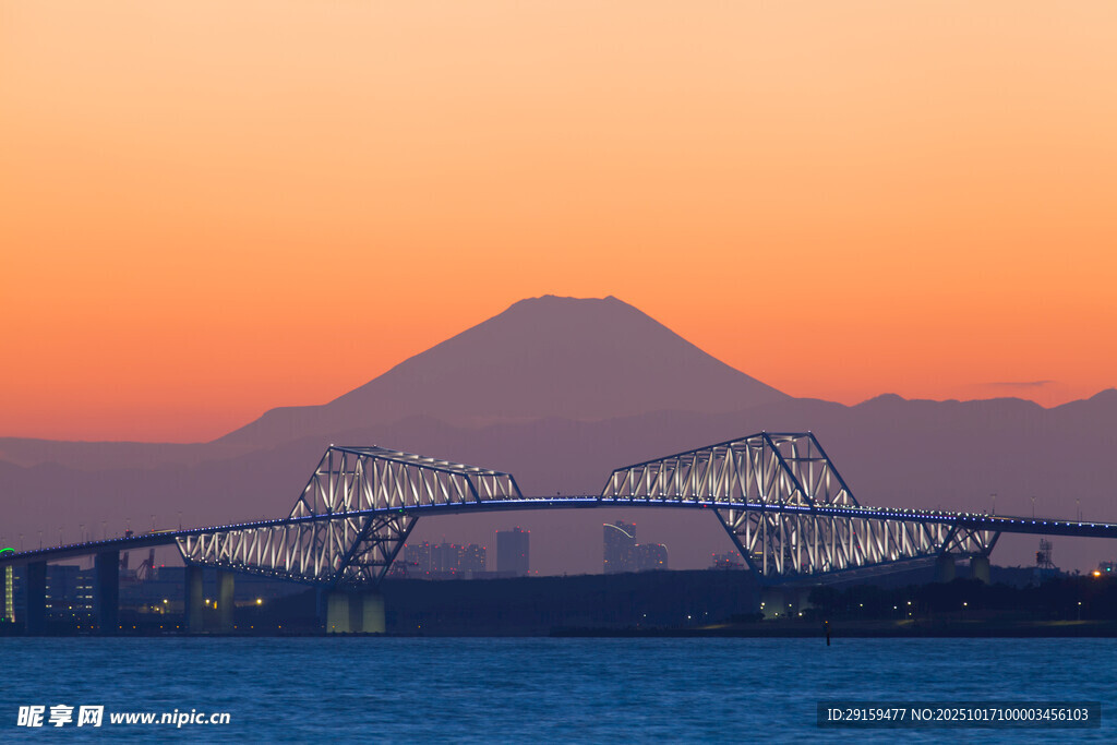 黄昏下的跨海大桥与富士山