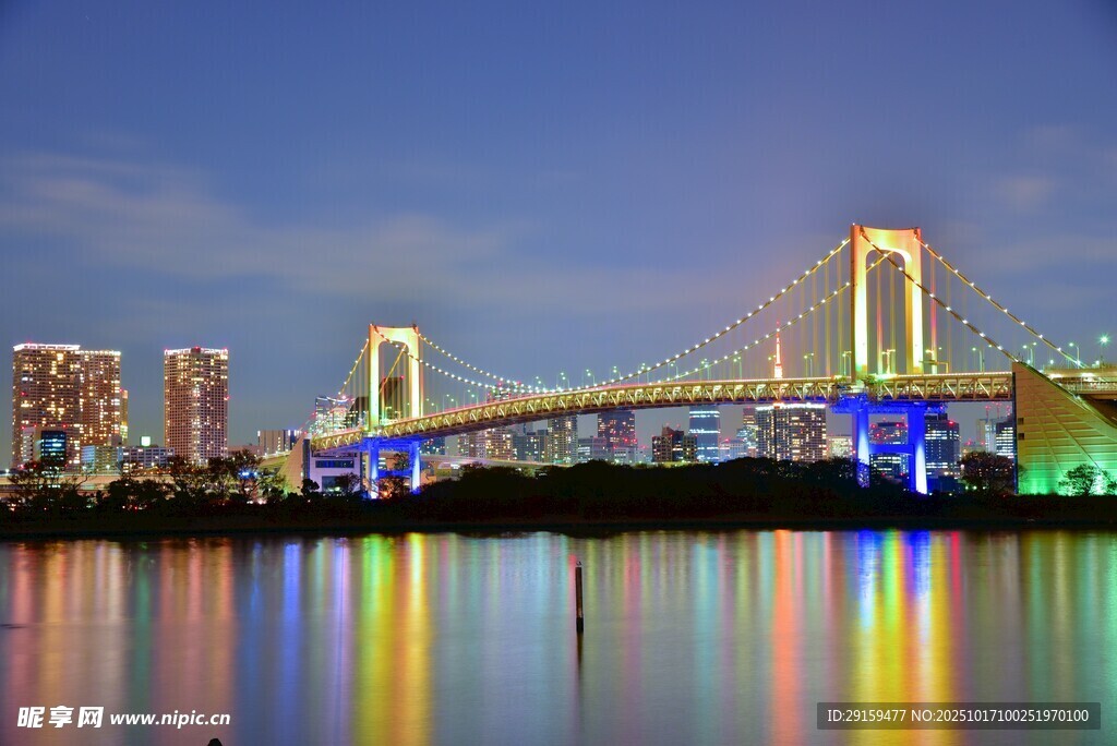 城市桥梁夜景绚丽倒影