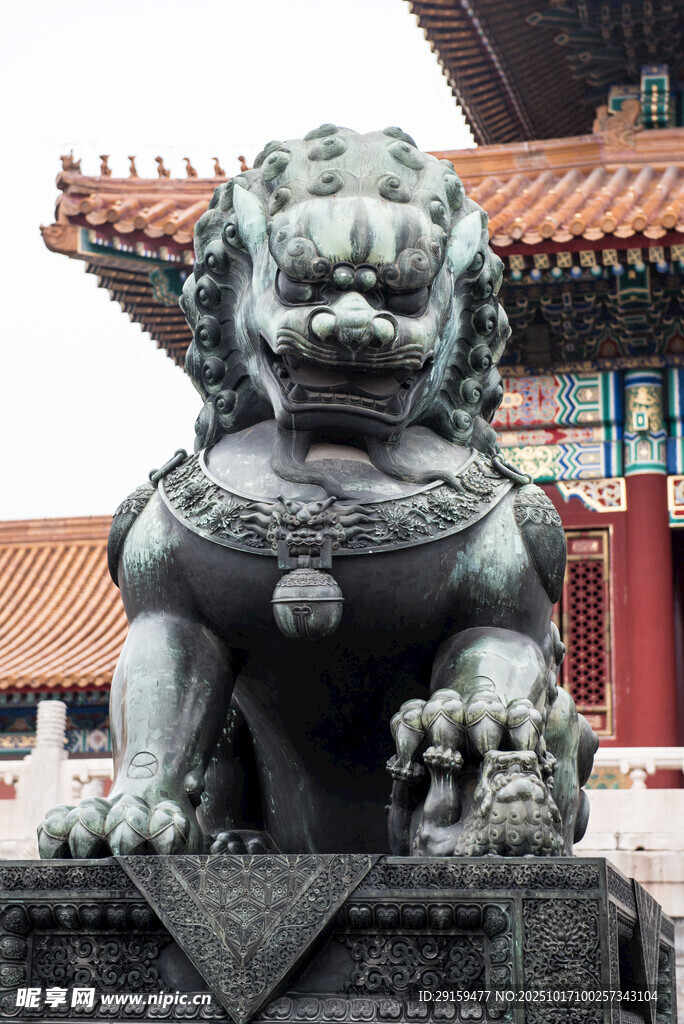 中式古建筑前的石狮子