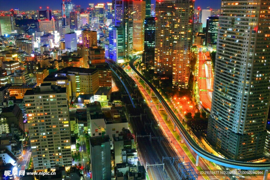 城市夜景中的繁华交通