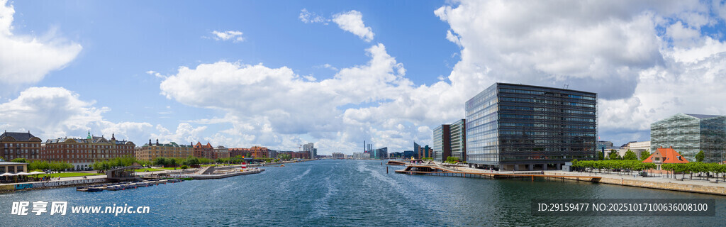 河畔城市风光