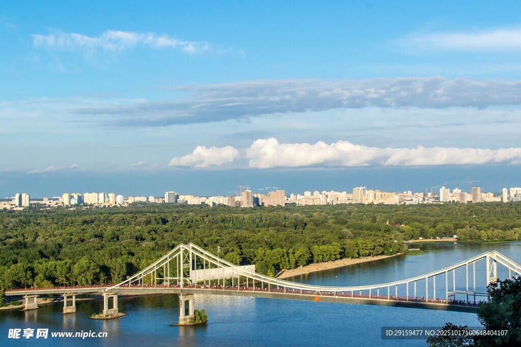 河畔桥梁与城市风光美景