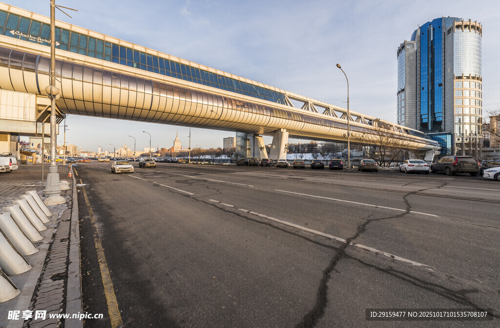 城市高架道路与周边建筑