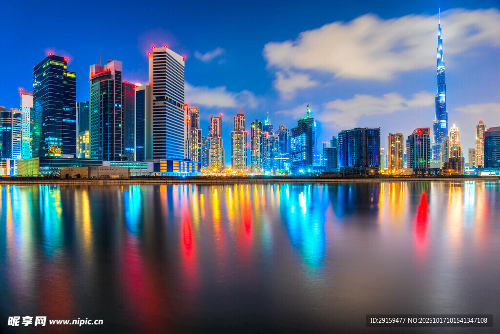 城市璀璨夜景倒映水面